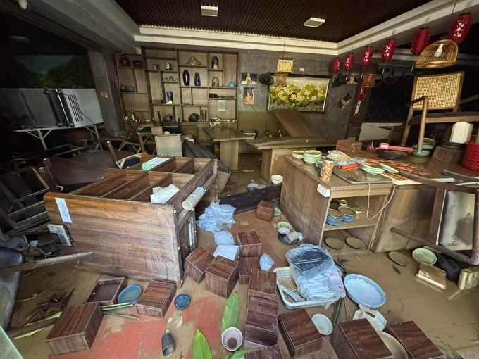 Tiệm đồ chay Viên Minh của chị Bùi Bích Phương tan hoang sau cơn bão. Ảnh: Bích Phương