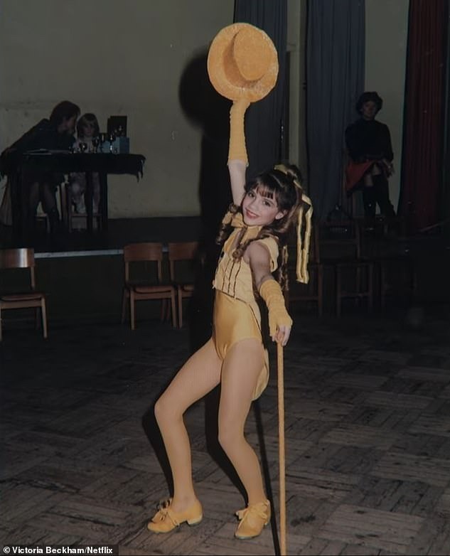 Victoria Beckham tự thấy bản thân không giống bạn bè trong lớp, tự ti về ngoại hình, cân nặng của mình từ thời thiếu niên.