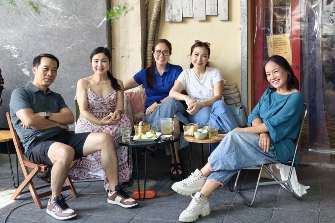 Khánh Huyền khi diện quần jean, áo phông khi hội ngộ đồng nghiệp ở Nhà hát Tuổi Trẻ trong một lần ra Hà Nội.