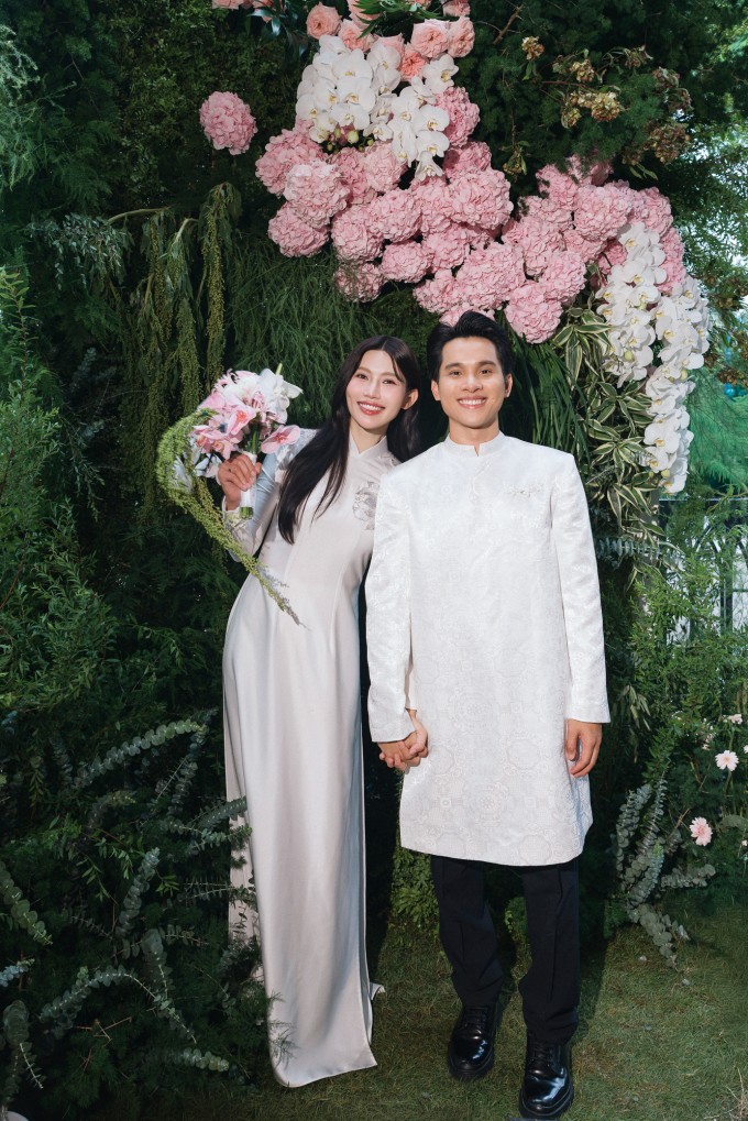 Quỳnh Châu và Ngọc Phát trong lễ ăn hỏi. Ảnh: NVCC