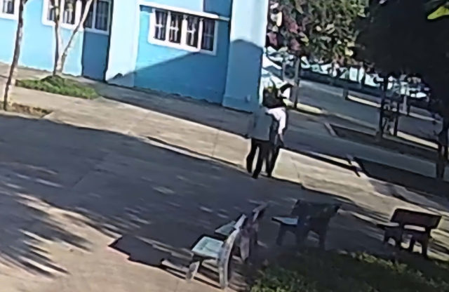Camera an ninh ghi lại cảnh thầy giáo ở Đắk Lắk hành hung đồng nghiệp ngay trong khuôn viên trường học.