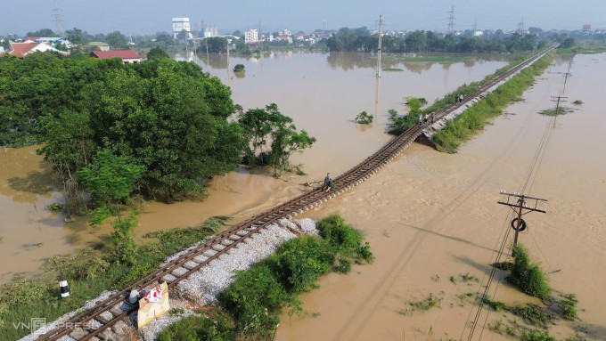 Đoạn nền đường sắt bị lũ cuốn trôi, trơ lại đường ray. Ảnh: Hoàng Giang