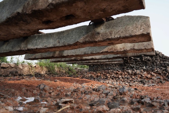 Nhiều điểm bị xói sạt lở khác dọc đoạn đường sắt. Ảnh: Hoàng Giang