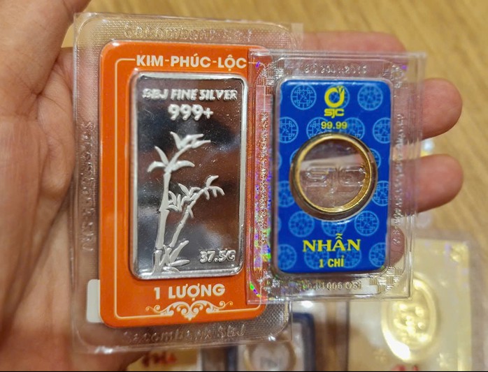 Giá bạc tăng bất chấp giá vàng điều chỉnh giảm