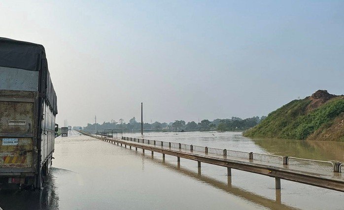 Cao tốc Hà Nội - Thái Nguyên bị ngập sâu khiến các phương tiện di chuyển khó khăn. Nguồn: MXH