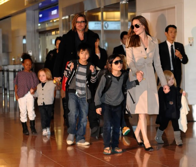 Brad Pitt và Angelina Jolie bên các con ngày nhỏ. Ảnh: Splash