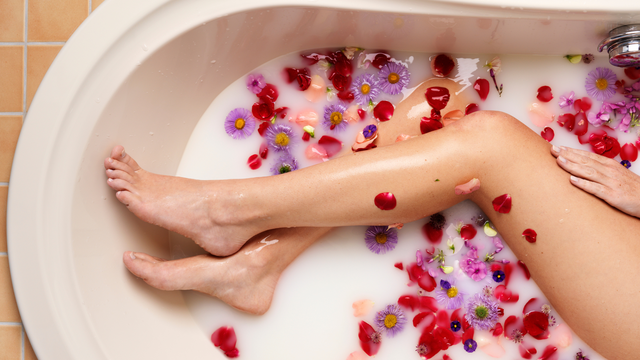 Sữa tươi không đường chứa các thành phần như protein, chất béo, vitamin và axit lactic nhẹ, giúp dưỡng ẩm, làm mềm và tái tạo da.