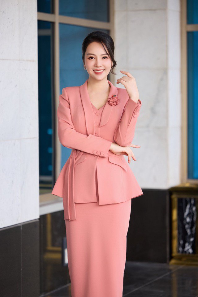 Với lợi thế Á hậu của cuộc thi Hoa hậu Việt Nam nên BTV Thụy Vân sở hữu nhan sắc lẫn sắc vóc cân đối. Lợi thế này giúp nữ BTV "cân" được nhiều trang phục, đặc biệt là trang phục công sở. Mỗi lần xuất hiện trên sóng truyền hình, Thụy Vân chọn vest và chân váy bút chì mix nhiều màu sắc khác nhau.