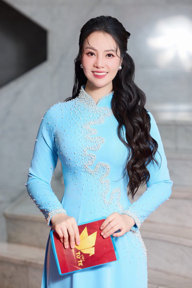 Có lúc, BTV Thụy Vân chọn áo dài màu xanh nhẹ nhàng trong sự kiện lên sóng đặc biệt.