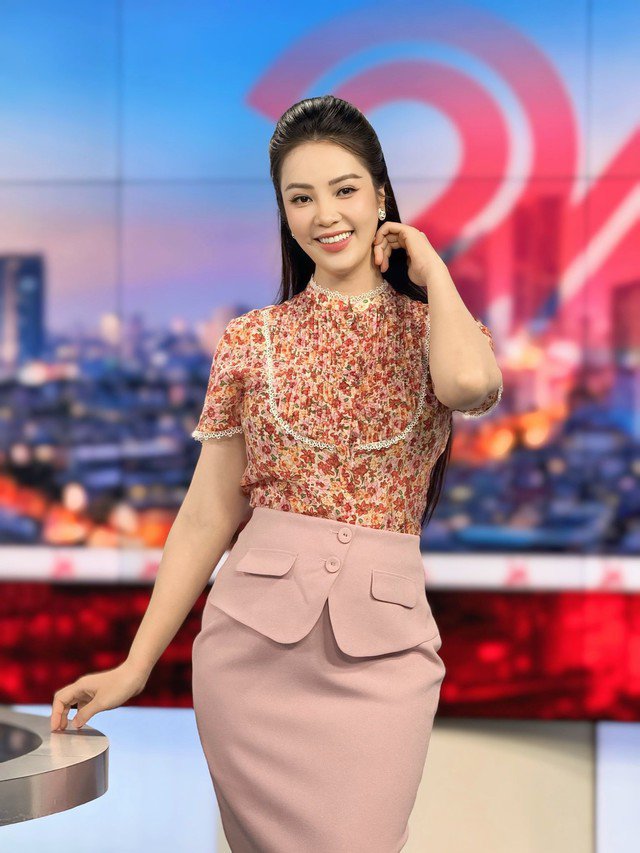 Hay mix chân váy cùng áo voan cổ điển dịu dàng.