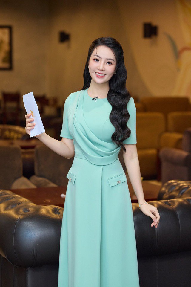Có lúc, BTV Thụy Vân chọn váy công sở bồng bềnh nữ tính.