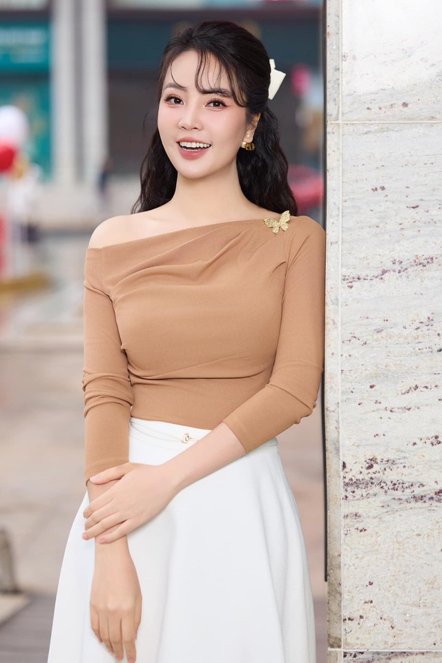 Nếu trên truyền hình đòi hỏi độ nghiêm túc thì ngoài đời BTV Thụy Vân cũng lựa chọn những trang phục lịch sự nhưng vẫn nữ tính.