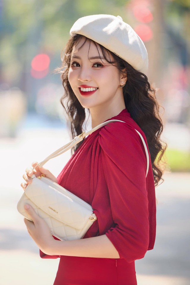Người đẹp mix mũ nồi cùng váy đỏ liền thân nổi bật.