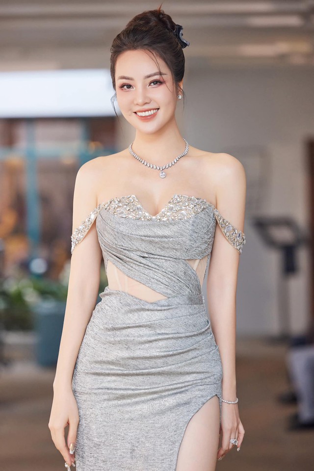 BTV Thụy cực sexy với váy cúp ngực, cắt xẻ cao khoe chân dài nuột nà.
