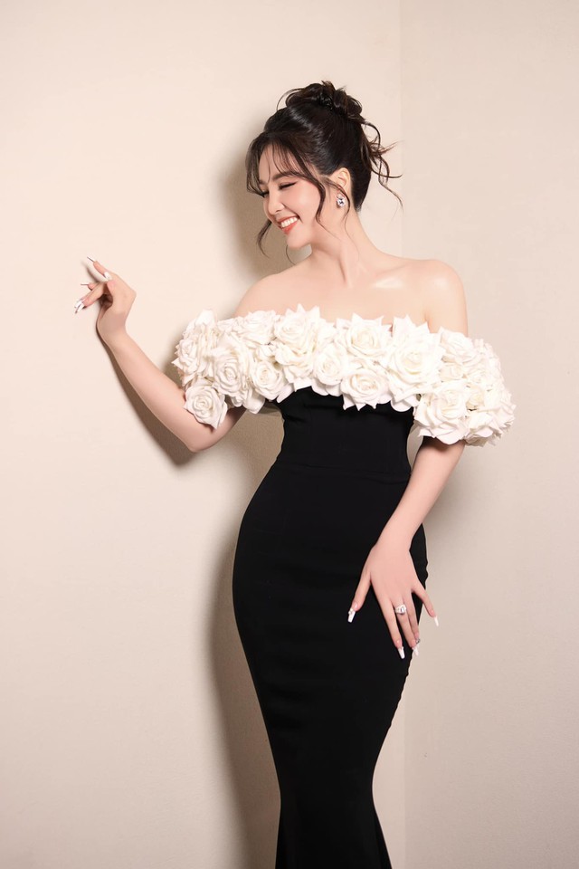 Lúc cô lại khoe dáng nuột nà với đầm hở vai dịu dàng và gợi cảm.