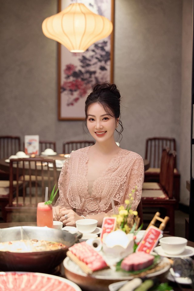 Có lúc BTV Thụy Vân hóa thành công chúa với váy ren hồng nhạt nữ tính.