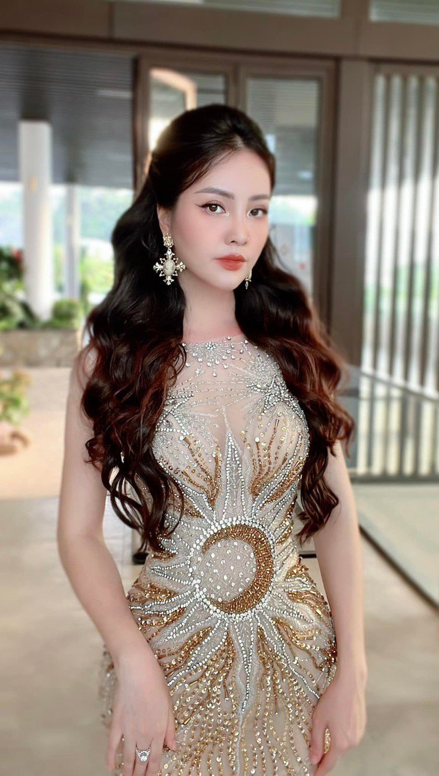 Mỗi lần xuất hiện trước công chúng, BTV Thụy Vân lại đầu tư kỳ công vào trang phục khiến khán giả thêm yêu mến.