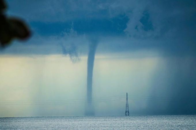 Vòi rồng xuất hiện gần cảng Bãi Vòng. Ảnh: Dương Đông