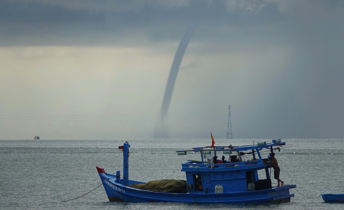 Người dân chụp lại cảnh vòi rồng trên biển Phú Quốc. Ảnh: Dương Đông