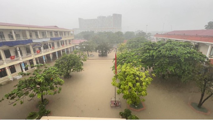 Trường Tiểu học Tây Mỗ, phường Tây Mỗ, ngập sâu sau cơn mưa lớn hôm 7/10. Ảnh: Fanpage Trường Tiểu học Tây Mỗ