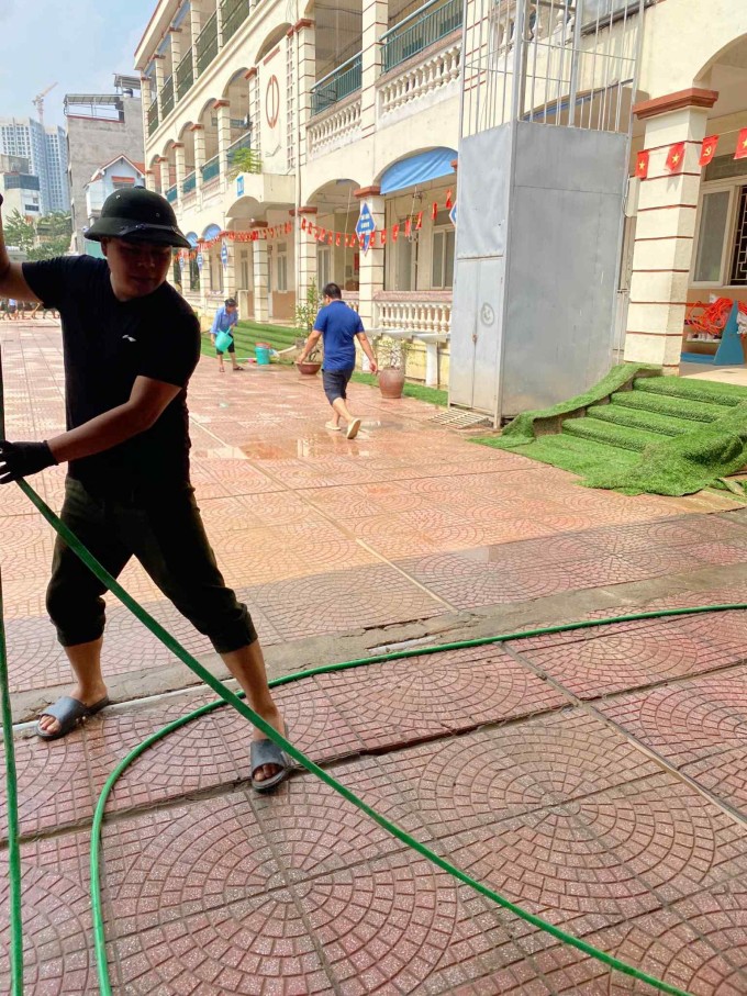Sân trường Tây Mỗ đã được vệ sinh, hút hết nước sáng 10/10 để chuẩn bị đón các con trở lại trường. Ảnh: NVCC