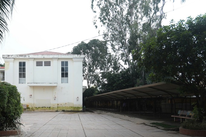 Khuôn viên Trường Tiểu học Tây Mỗ chiều 10/10 đã gần như khô hoàn toàn. Ảnh: Lê Tuấn Tâm