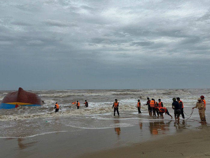 Lực lượng chức năng trục vớt một trong 2 tàu cá TP HCM gặp nạn trôi dạt vào bờ