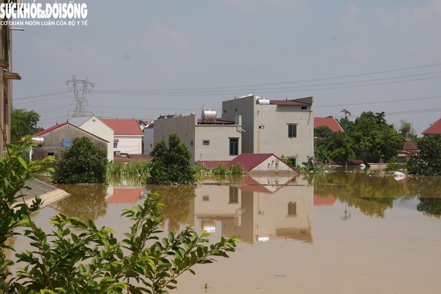 Nhiều căn nhà vẫn còn ngập tới tận mái nhà.