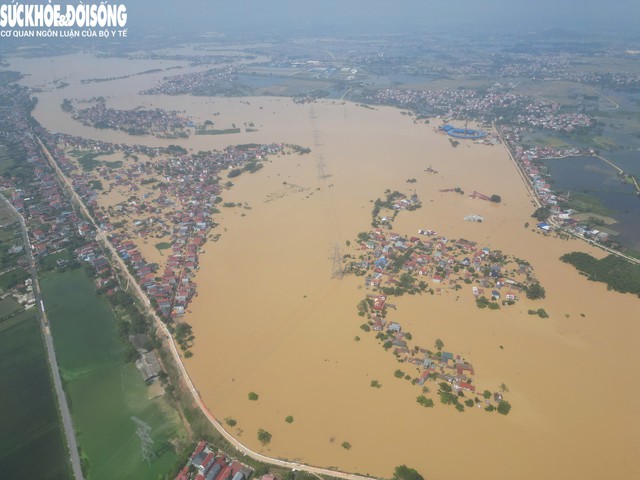 Hàng trăm hộ dân thôn Ngô Đạo (xã Đa Phúc, Hà Nội) vẫn ngập sâu trong nước lũ.