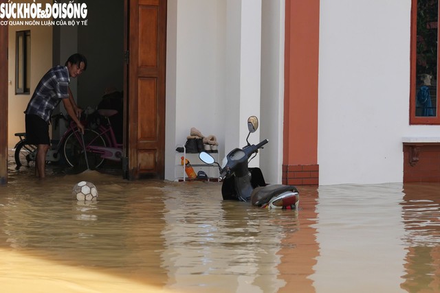 Nước lên nhanh khiến nhiều ngôi nhà chưa hoàn thiện đã bị ngập sâu