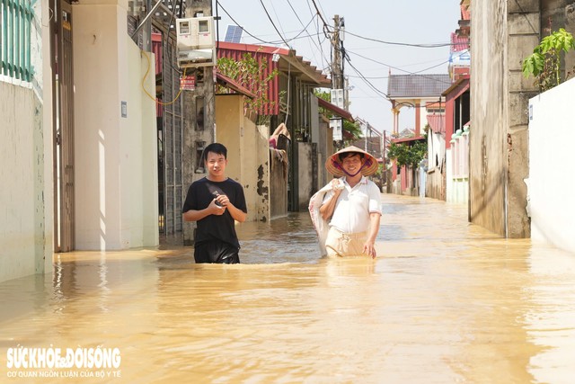 Nước ngâp sâu, việc di chuyển người dân gặp nhiều khó khăn