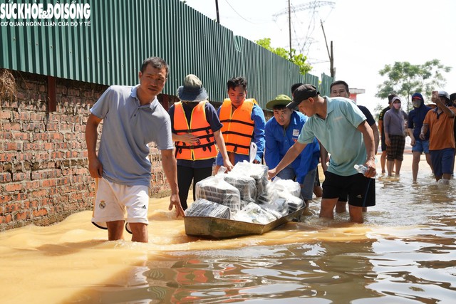 Nhiều hộ gia đình phải trông chờ vào những suất ăn, nước uống của các đoàn từ thiện tiếp tế.