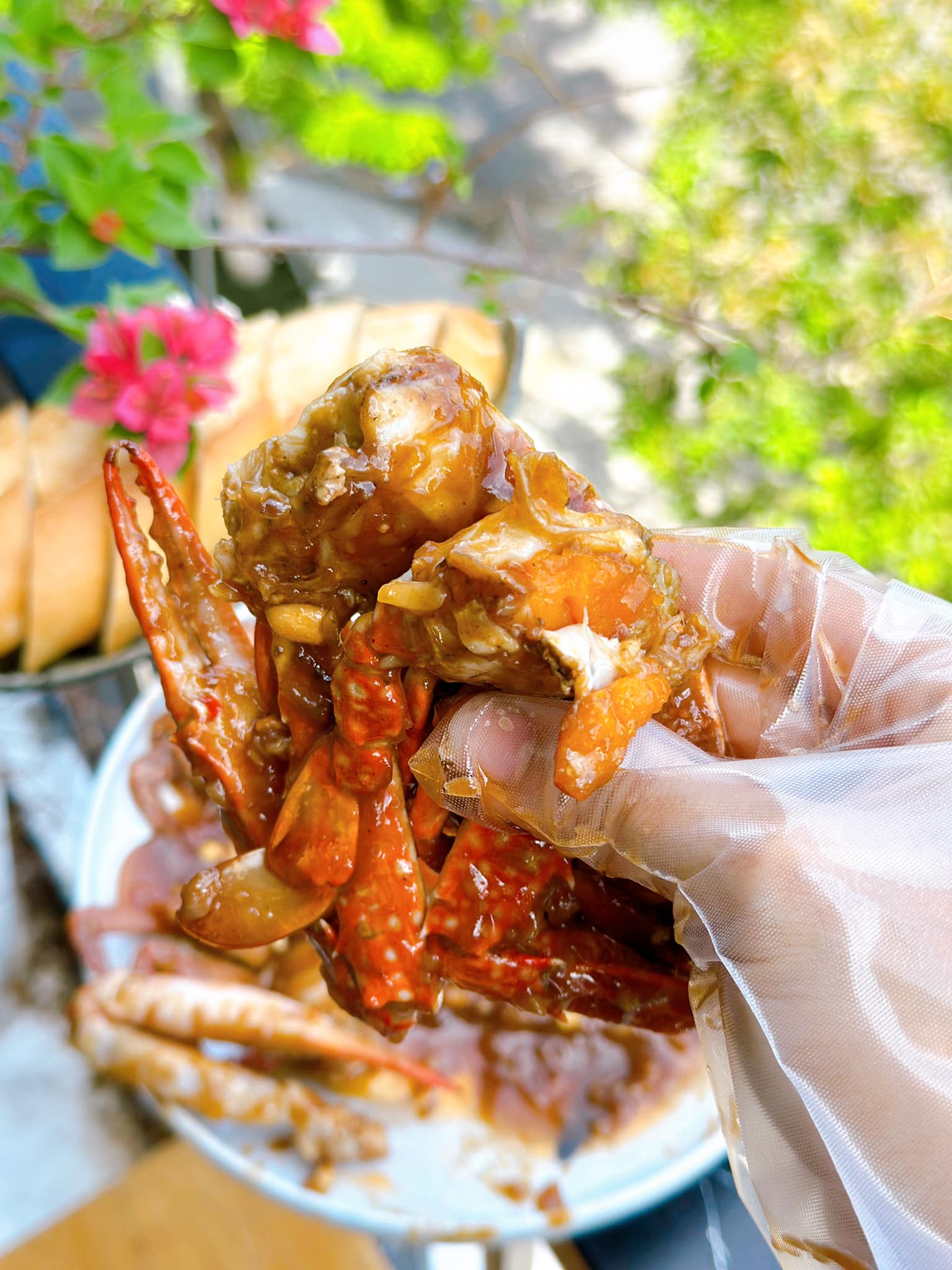 Ghẹ đẫm sốt, ăn kèm bánh mì rất ngon!