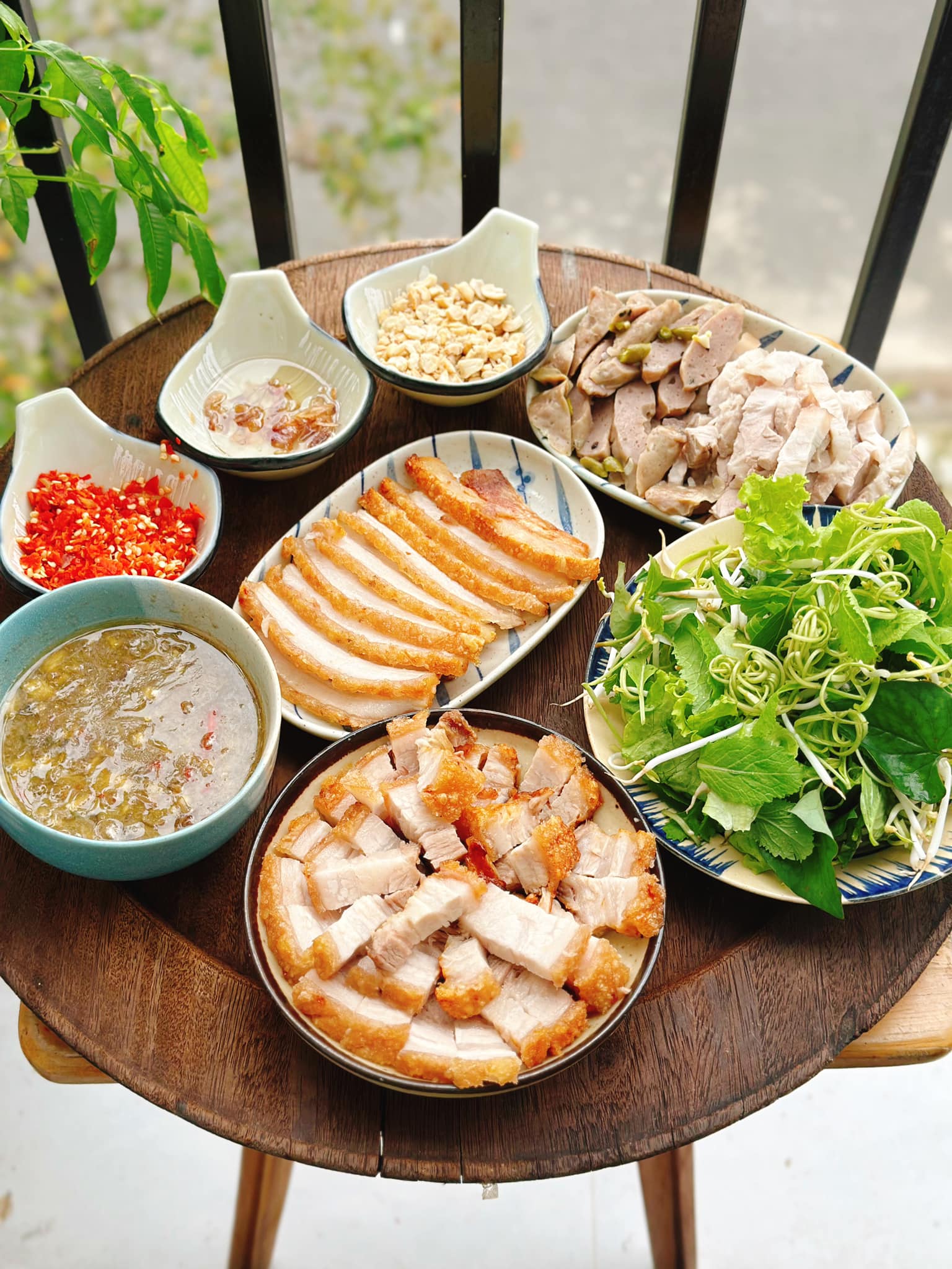 Bún mắm ăn kèm rau sống, mít non hấp, dưa leo, đậu phộng rang, tương ớt rất ngon!