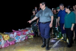 Tin tức trong ngày - Thủ tướng thị sát vùng ngập lụt ven sông ở Hà Nội