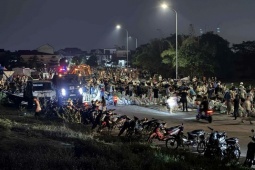 Tin tức trong ngày - Nước sông Cầu dâng cao, các lực lượng căng mình đắp đê Tam Giang trong đêm