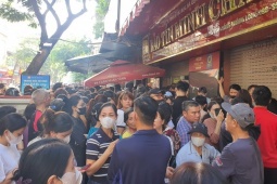 Giá vàng ngày 10/10: Quay đầu giảm mạnh, cửa hàng vàng “vỡ trận” không thể mở cửa đón khách