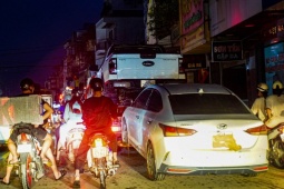 Tin tức trong ngày - Ô tô ngập khắp phố, cứu hộ Thái Nguyên trắng đêm ‘vớt’ xe sau lũ