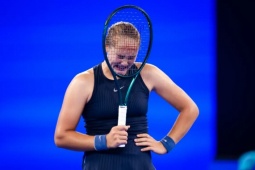 "Sharapova mới" đập vợt và chán ngán tennis, đánh bóng thẳng vào khán giả