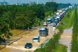 Tin tức trong ngày - Rời vùng lũ Thái Nguyên, tài xế ô tô gặp cảnh 'thêm một lần đau' trên cao tốc