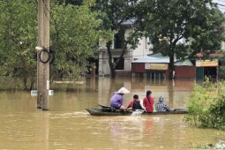 Tin tức trong ngày - Hơn 3000 hộ dân ở Hà Nội chìm trong nước do lũ trên sông tăng cao kỷ lục