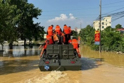 Tin tức trong ngày - Bộ Công an huy động xe đặc chủng hỗ trợ người dân ngoại thành Hà Nội