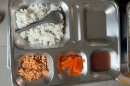 Giáo dục - du học - Hiệu trưởng ở Huế lên tiếng về hình ảnh bữa ăn bán trú chỉ có tôm chấy, cà rốt