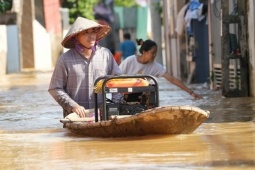 Tin tức trong ngày - Cận cảnh hàng trăm hộ dân xã ven Hà Nội bị ngập sâu