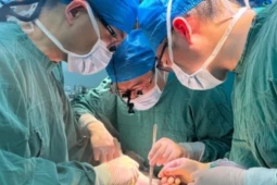 Người đàn ông sống 171 ngày sau khi được ghép gan lợn