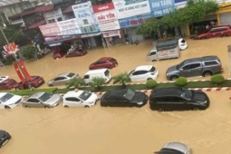 Ô tô ngập nước la liệt ở vùng bão lũ, các hãng bảo hiểm chi trả ra sao?