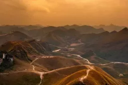 Du lịch - Hạ Lang mùa thu hút du khách bởi sắc vàng cỏ cháy rực rỡ