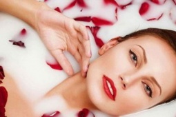 Tắm bằng sữa tươi không đường có bắt nắng không?