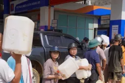 Thái Nguyên: Người dân xếp hàng dài, mang can nhựa đi mua xăng... để chạy máy phát
