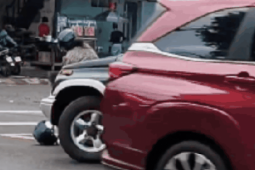 CLIP: Phẫn nộ xe 5 chỗ cố tình tông xe máy chở trẻ nhỏ